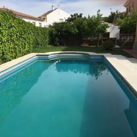Con Barbacoa, Chimenea Y Piscina En 
