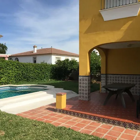 Con Barbacoa, Chimenea Y Piscina En 